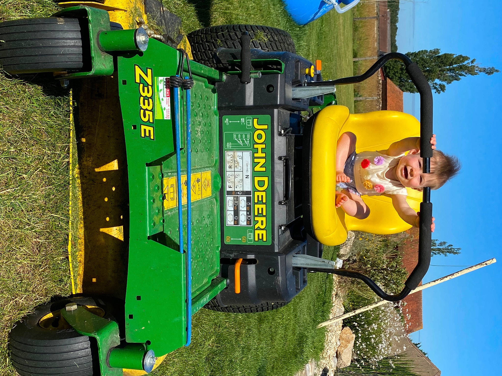 Elena participe au concours pour gagner de l'argent avec cette photo : machine, person, vehicle