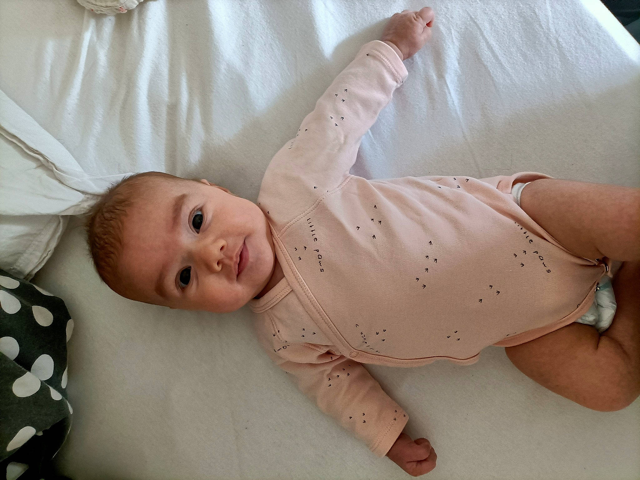 Livia a rejoint le concours — aidez-le/la à gagner de superbes lots ! abdomen, baby, baby_toddler_clothing, chest, child, comfort, elbow, finger, foot, head, human_leg, knee, lip, pattern, person, pink, skin, sleeve, stomach, thigh