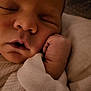 Ezra a rejoint le concours — aidez-le/la à gagner de superbes lots ! baby, sleeping, close_up, infant, fist, blanket, soft_texture, peaceful, newborn, face, skin, mouth, nose, eyelids, cheek, hand, cuddle, warm, rest, portrait