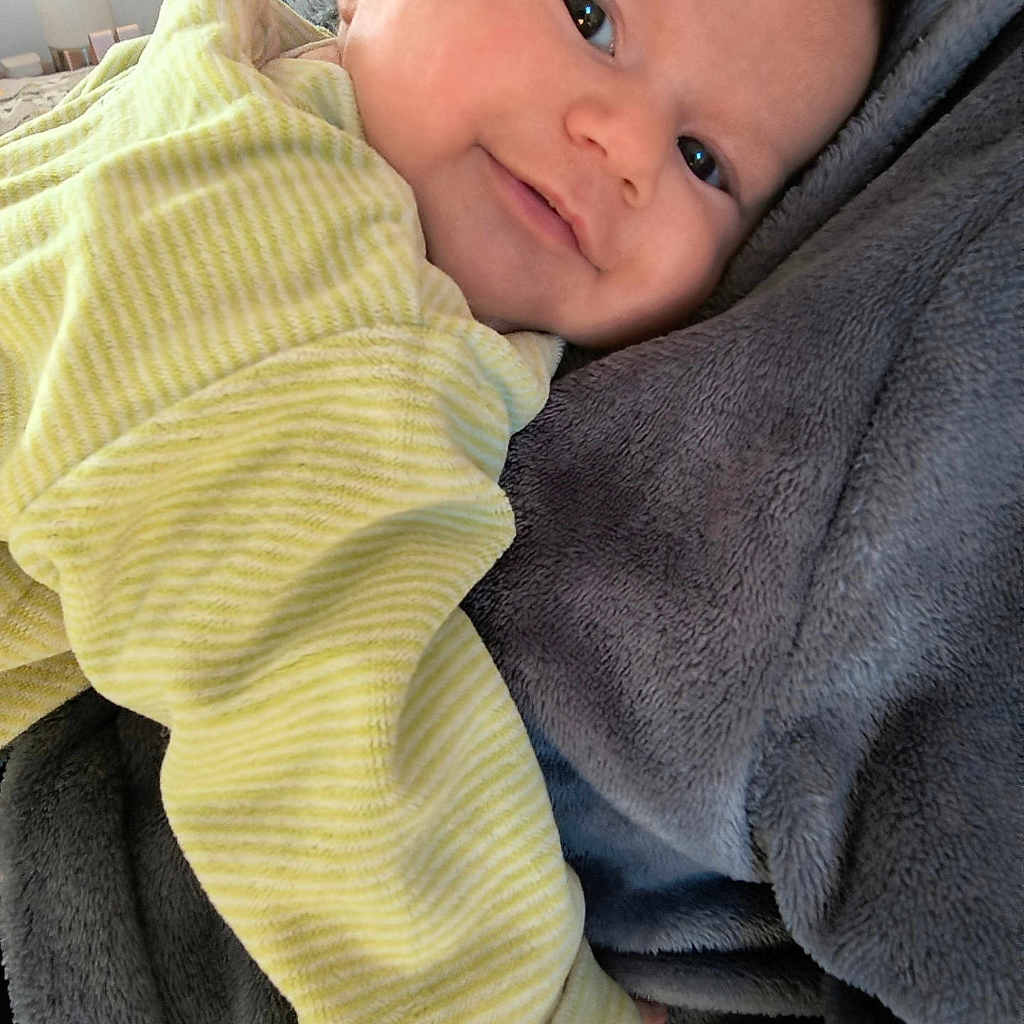 Léna participe au concours pour gagner de l'argent avec cette photo : baby, blanket, bodypart, clothing, face, finger, fleece, hand, head, homedecor, hoodie, knitwear, newborn, pants, person, photography, portrait, quilt, sweater, sweatshirt