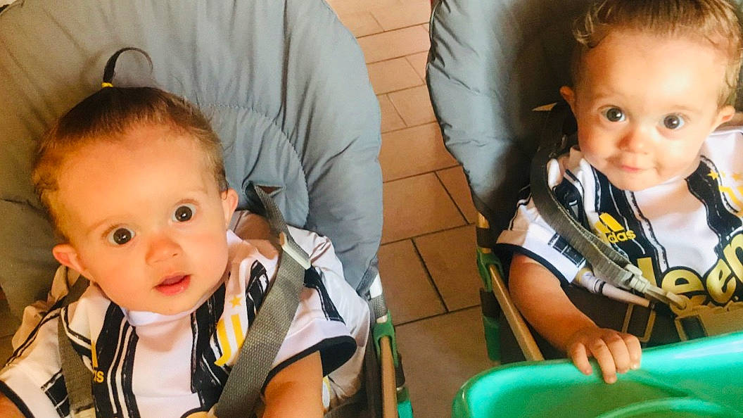 Diego Et Tiago a rejoint le concours — aidez-le/la à gagner de superbes lots ! baby, baby_carriage, baby_products, cheek, child, ear, eye, face, head, iris, nose, person, play, sibling, skin, smile, toddler