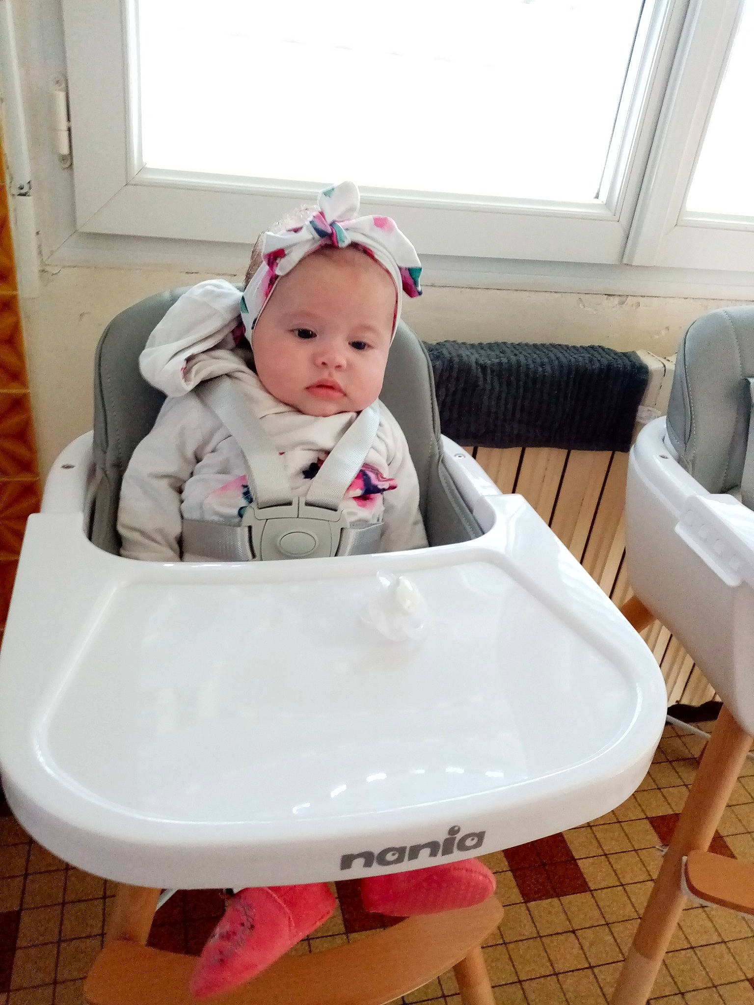 Louna a rejoint le concours — aidez-le/la à gagner de superbes lots ! baby, baby_products, baby_safety, baby_toddler_clothing, chair, child, comfort, door, dress, fashion_accessory, flooring, knee, person, personal_protective_equipment, product, room, sitting, sleeve, t_shirt, toddler