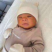 Déhan a rejoint le concours — aidez-le/la à gagner de superbes lots ! baby, newborn, infant, hat, mittens, clothing, blanket, bed, face, person, cute, sleepy, lying_down, indoor, soft_texture, warm_clothes, headwear, portrait, child, resting