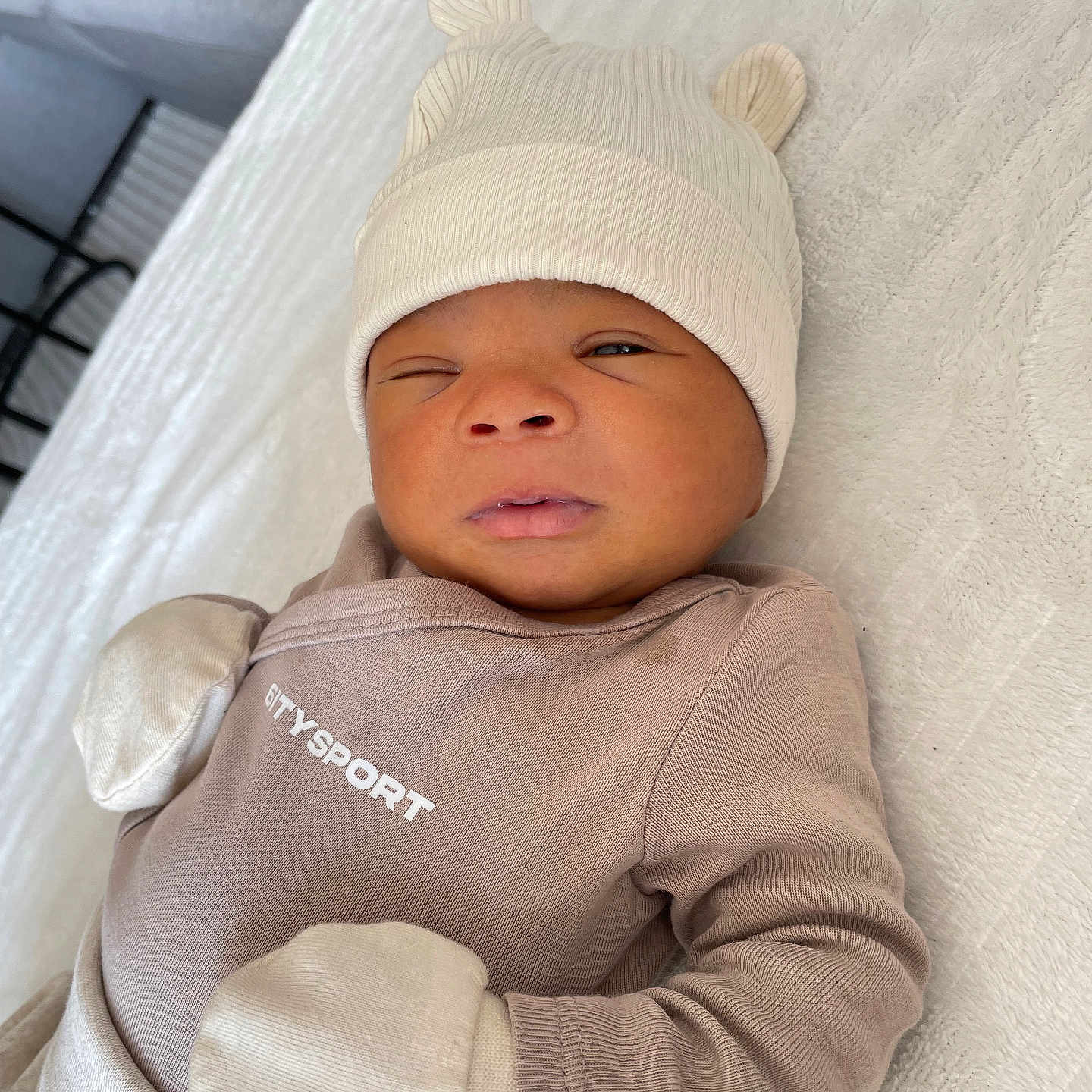 Déhan a rejoint le concours — aidez-le/la à gagner de superbes lots ! baby, newborn, infant, hat, mittens, clothing, blanket, bed, face, person, cute, sleepy, lying_down, indoor, soft_texture, warm_clothes, headwear, portrait, child, resting