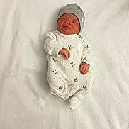 Déhane participe au concours pour gagner de l'argent avec cette photo : baby, newborn, infant, hat, onesie, white_blanket, sleeping, cozy, cute, portrait, small_hand, small_foot, soft_texture, lying_down, smile, peaceful, nursery, skin, fabric, centered