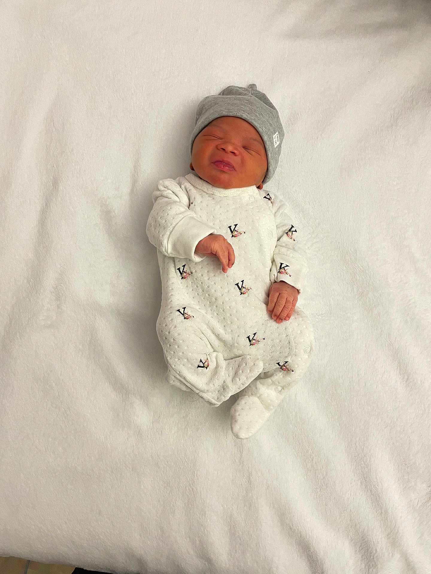 Déhane participe au concours pour gagner de l'argent avec cette photo : baby, newborn, infant, hat, onesie, white_blanket, sleeping, cozy, cute, portrait, small_hand, small_foot, soft_texture, lying_down, smile, peaceful, nursery, skin, fabric, centered