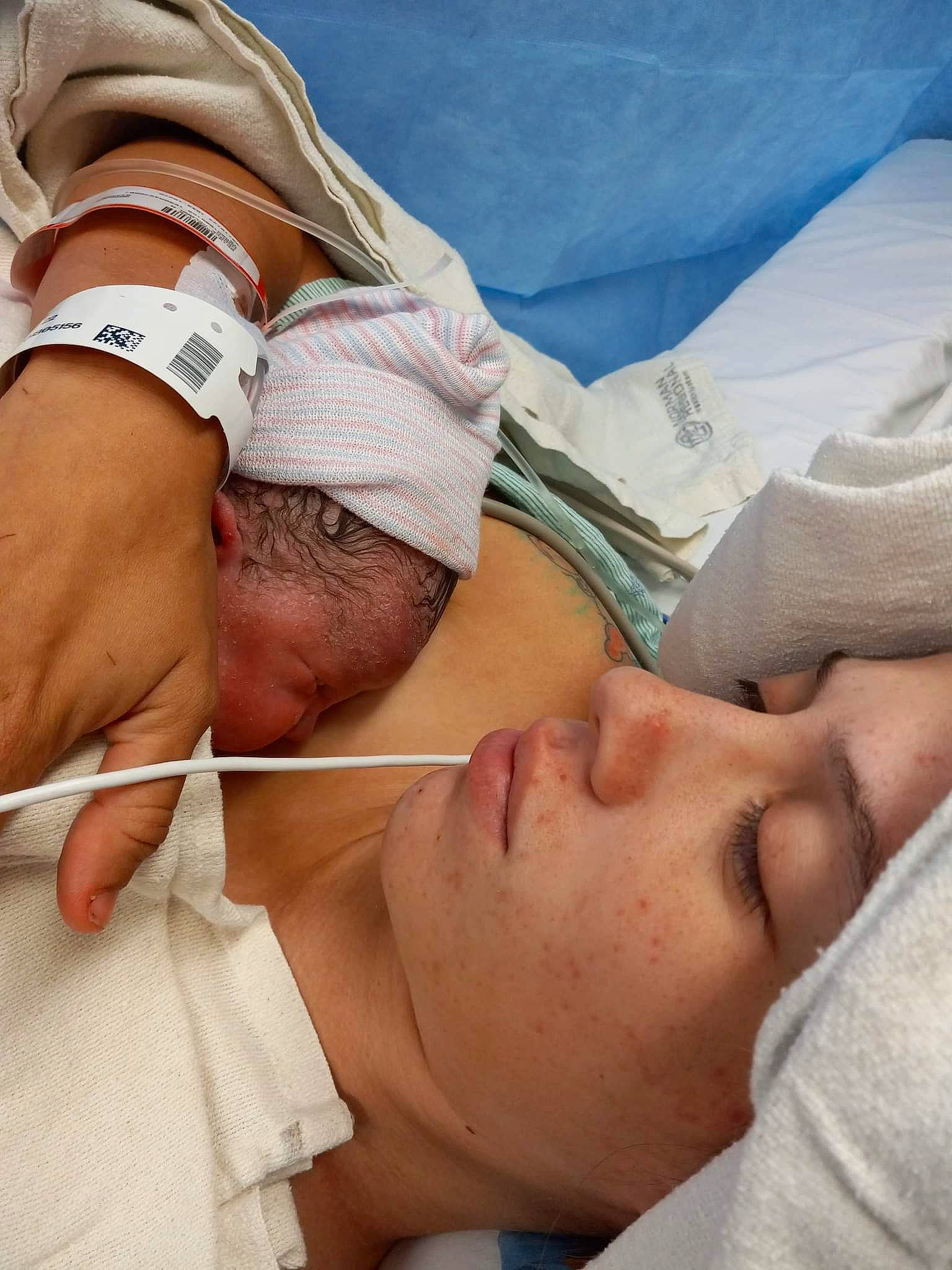 Edwin is registered to the contest to win money with this photo: arm, comfort, elbow, eye, eyelash, gesture, glasses, hand, hat, head, headgear, headwear, human_body, joint, leg, mouth, muscle, neck, patient, person