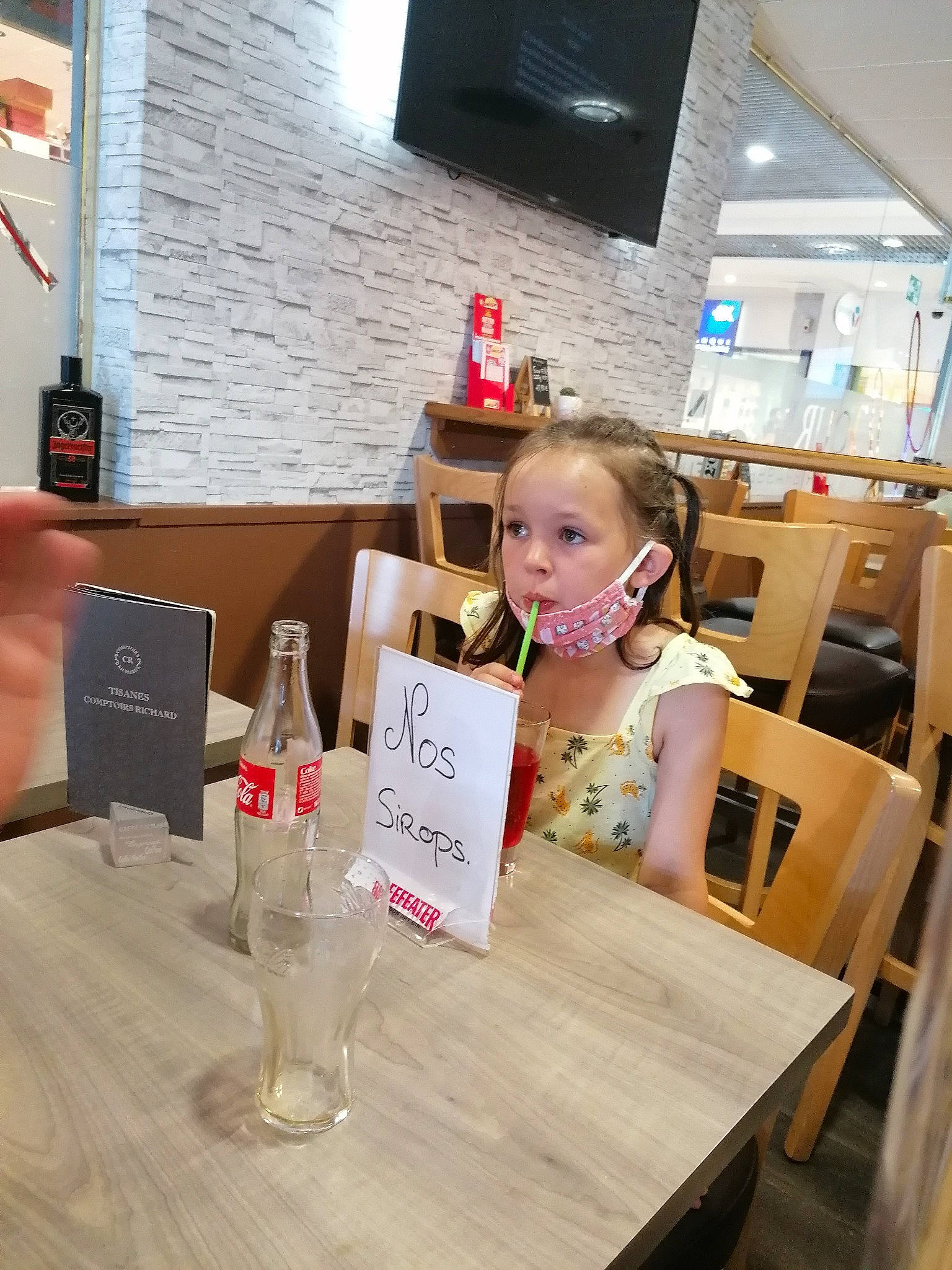 Ema a rejoint le concours — aidez-le/la à gagner de superbes lots ! child, fun, person, restaurant, table