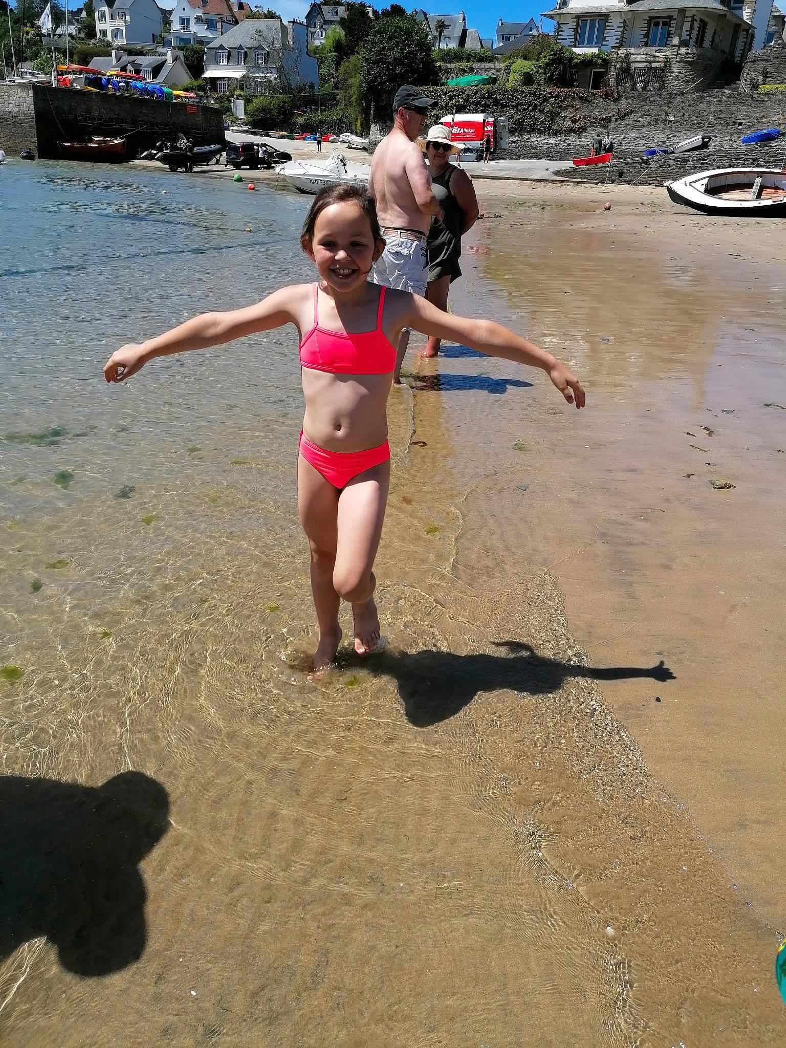 Ema a rejoint le concours — aidez-le/la à gagner de superbes lots ! barefoot, beach, fun, headwear, joy, person, sand, sea, summer, vacation, water