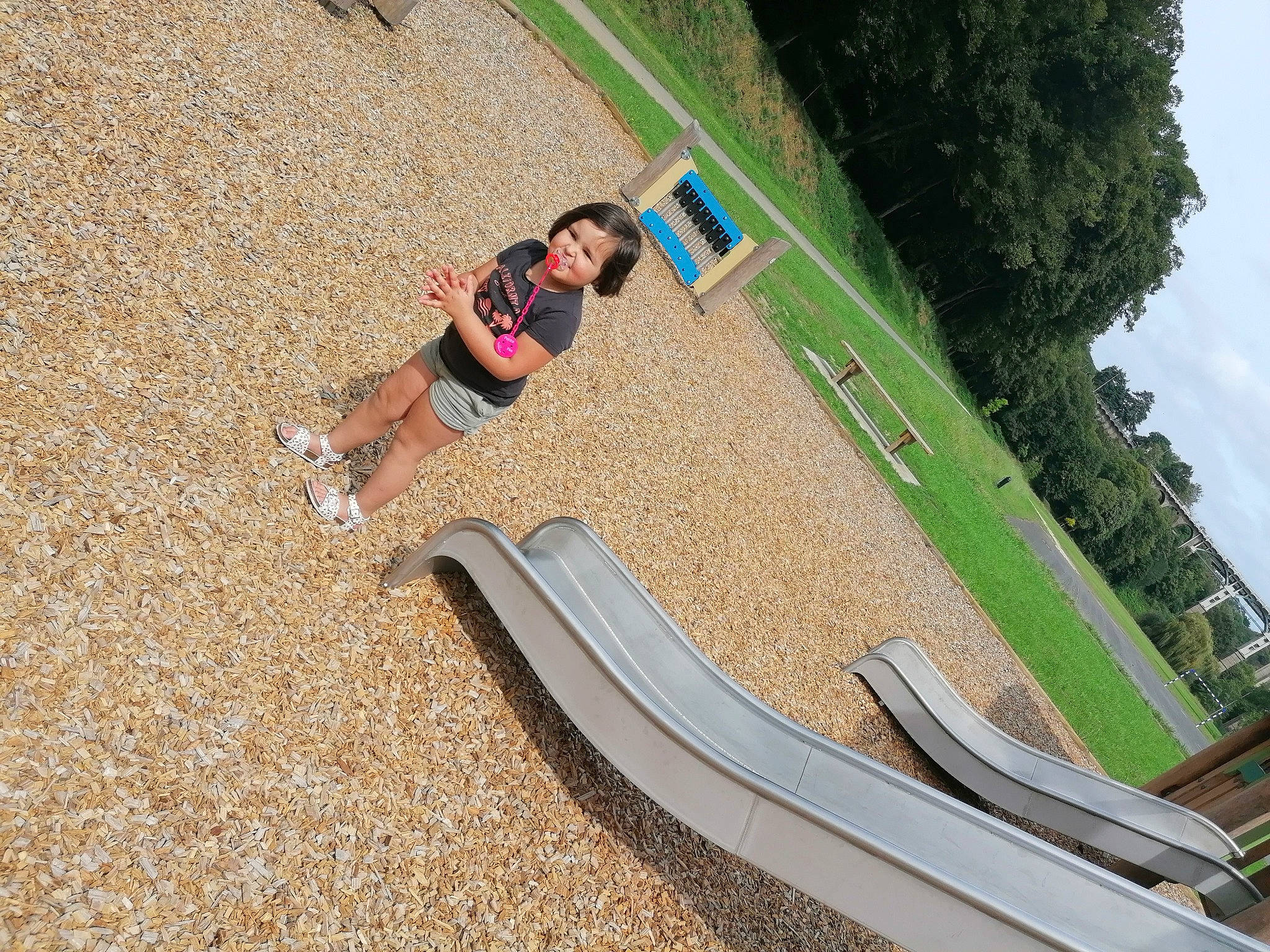 Eva participe au concours pour gagner de l'argent avec cette photo : fun, leisure, outdoor_play_equipment, person, playground, playground_slide, recreation, vacation