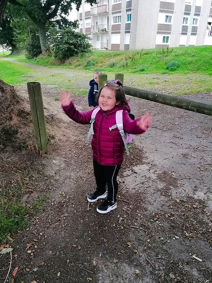 Eva participe au concours pour gagner de l'argent avec cette photo : child, fun, grass, jogging, joy, leaf, leisure, person, plant, play, recreation, smile, soil, tree, walking