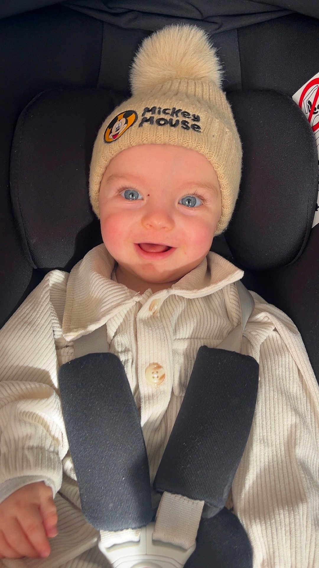 Kenzy participe au concours pour gagner de l'argent avec cette photo : baby, child, smiling, hat, pom_pom, mickey_mouse, car_seat, seatbelt, clothing, cream_color, blue_eyes, face, happy, infant, person, portrait, cute, warm_clothes, indoor, closeup