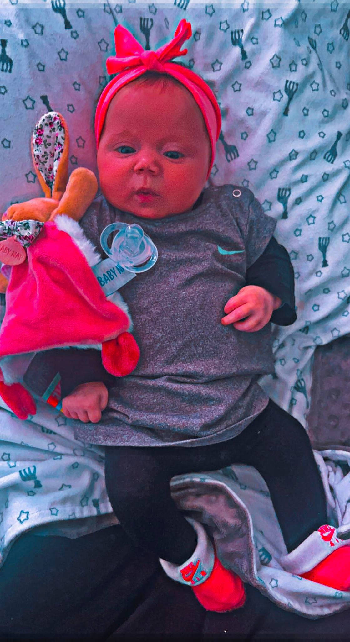 Milèna participe au concours pour gagner de l'argent avec cette photo : arm, baby, baby_toddler_clothing, cheek, child, comfort, eye, face, fun, happy, head, human_body, magenta, people, person, pink, purple, red, sleeve, textile