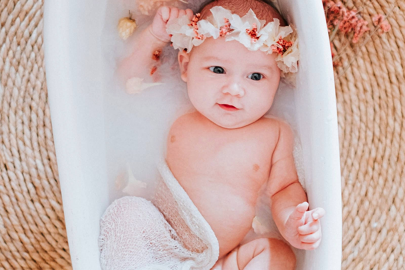 Soline participe au concours pour gagner de l'argent avec cette photo : baby, baby_toddler_clothing, eye, eyelash, face, facial_expression, finger, flash_photography, happy, headband, headgear, headpiece, headwear, iris, jewellery, lip, pattern, person, pink, skin