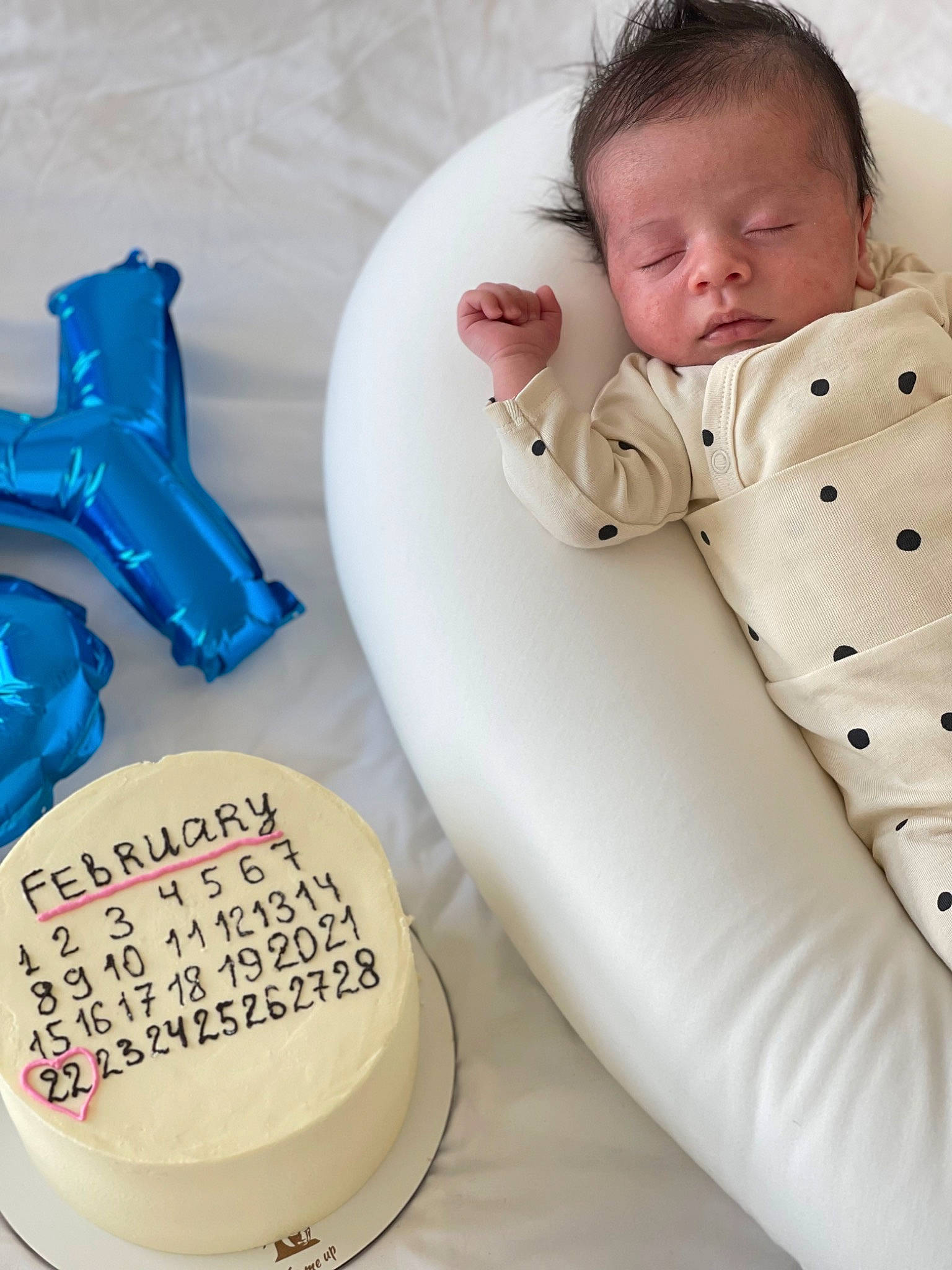 Christian participe au concours pour gagner de l'argent avec cette photo : baby, baby_products, baby_sleeping, baby_toddler_clothing, child, collar, comfort, cylinder, fur, gas, happy, linens, person, plastic, plastic_bottle, product, room, sitting, sleeve, toddler