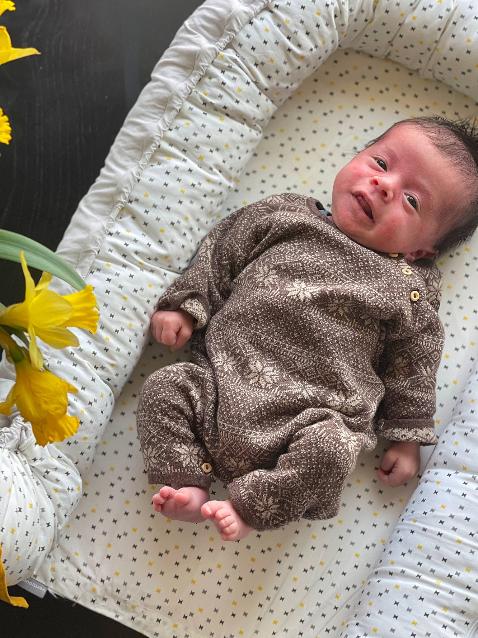 Christian a rejoint le concours — aidez-le/la à gagner de superbes lots ! baby, baby_products, baby_toddler_clothing, beauty, cheek, child, comfort, flooring, grass, leaf, linens, pattern, people, person, petal, sitting, sleeve, textile, toddler, wood