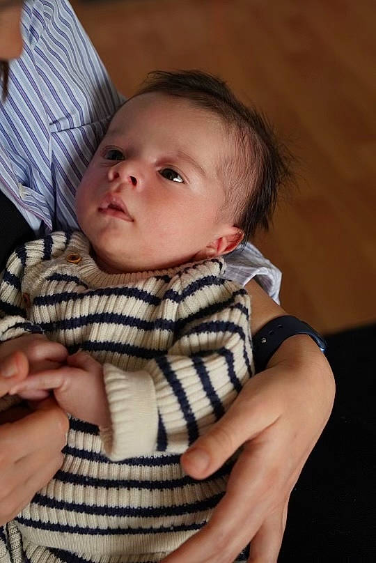 Christian a rejoint le concours — aidez-le/la à gagner de superbes lots ! baby, cheek, chin, comfort, eyelash, finger, flash_photography, gesture, hand, iris, joint, lip, mouth, neck, nose, person, plaid, skin, sleeve, tartan