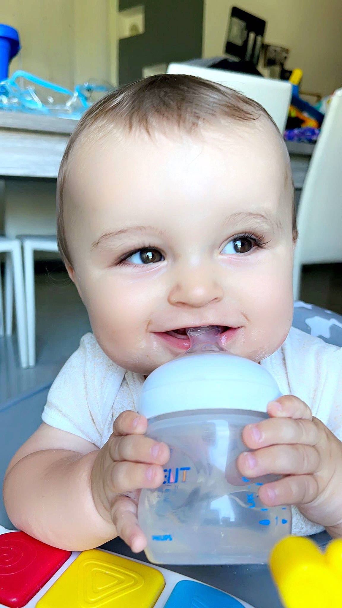 Aleandro participe au concours pour gagner de l'argent avec cette photo : baby, baby_bottle, baby_products, blue, cheek, child, drink, drinking, drinkware, eyelash, fun, happy, joy, liquid, milk, person, plastic_bottle, play, product, skin