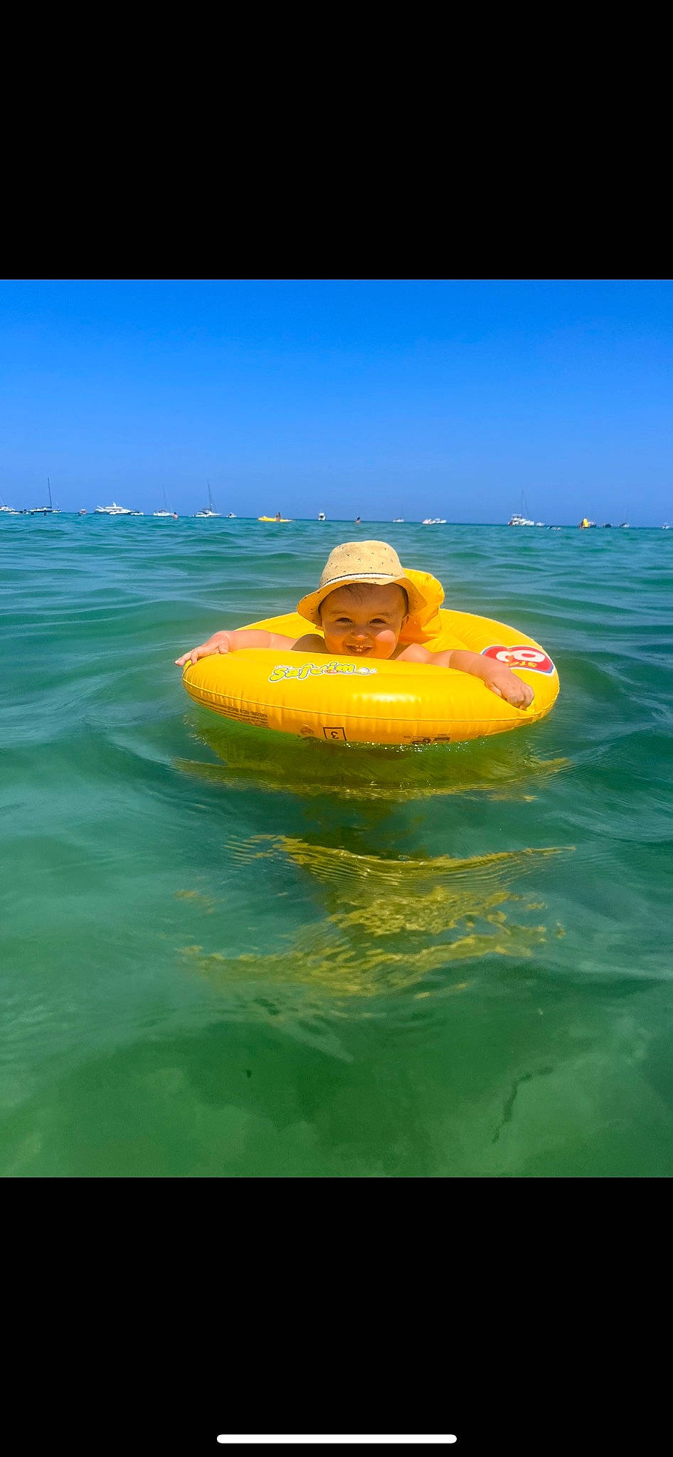 Aleandro participe au concours pour gagner de l'argent avec cette photo : baby_float, boats_and_boating_equipment_and_supplies, electric_blue, fun, games, happy, headwear, holiday, inflatable, lake, landscape, leisure, lifejacket, outdoor_recreation, person, personal_protective_equipment, recreation, sky, travel, tubing