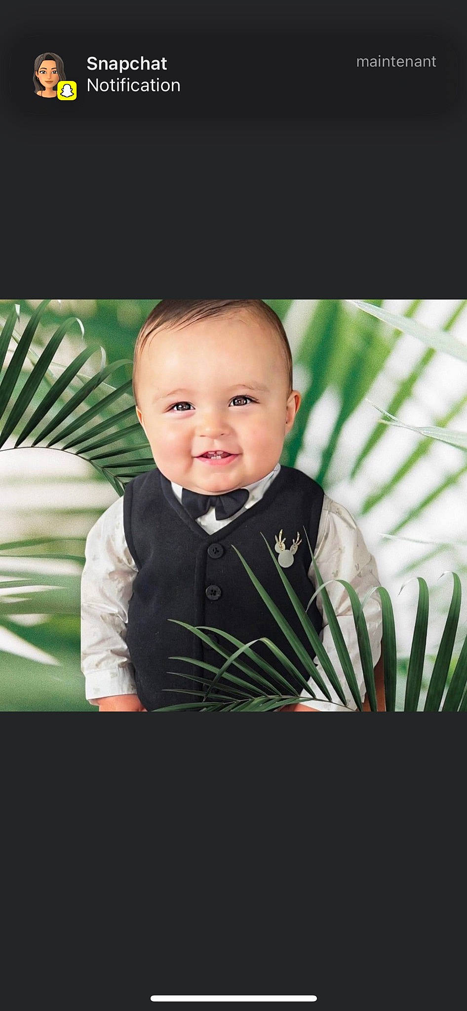 Aleandro participe au concours pour gagner de l'argent avec cette photo : baby, baby_toddler_clothing, child, couch, flash_photography, formal_wear, grass, happy, iris, joy, people_in_nature, person, picture_frame, plant, portrait_photography, sitting, sleeve, smile, t_shirt, terrestrial_plant