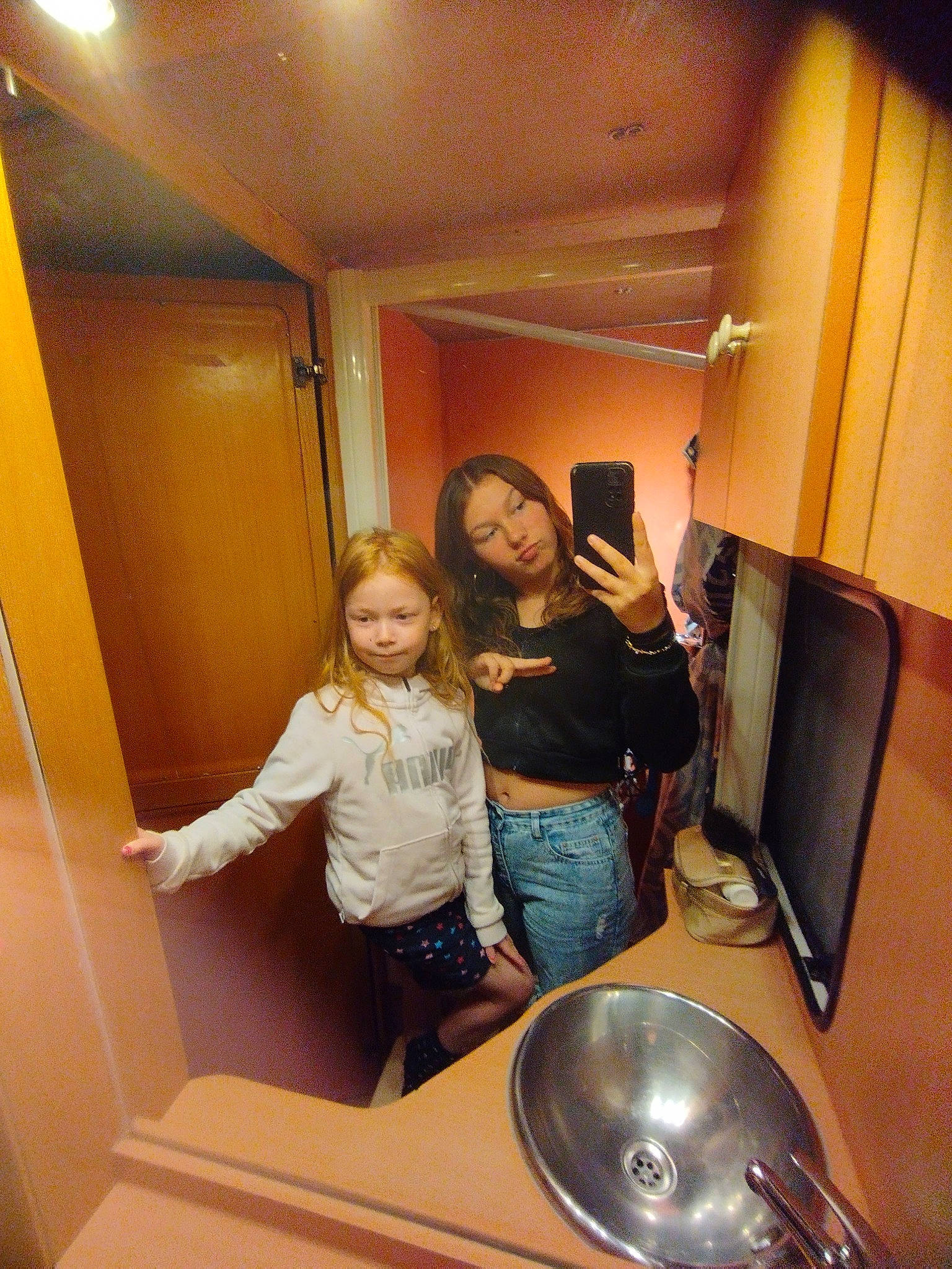 Ashley participe au concours pour gagner de l'argent avec cette photo : audio_equipment, automotive_design, automotive_lighting, ceiling, comfort, countertop, flooring, fun, home_appliance, jeans, kitchen, luxury_vehicle, person, plumbing_fixture, room, t_shirt, television