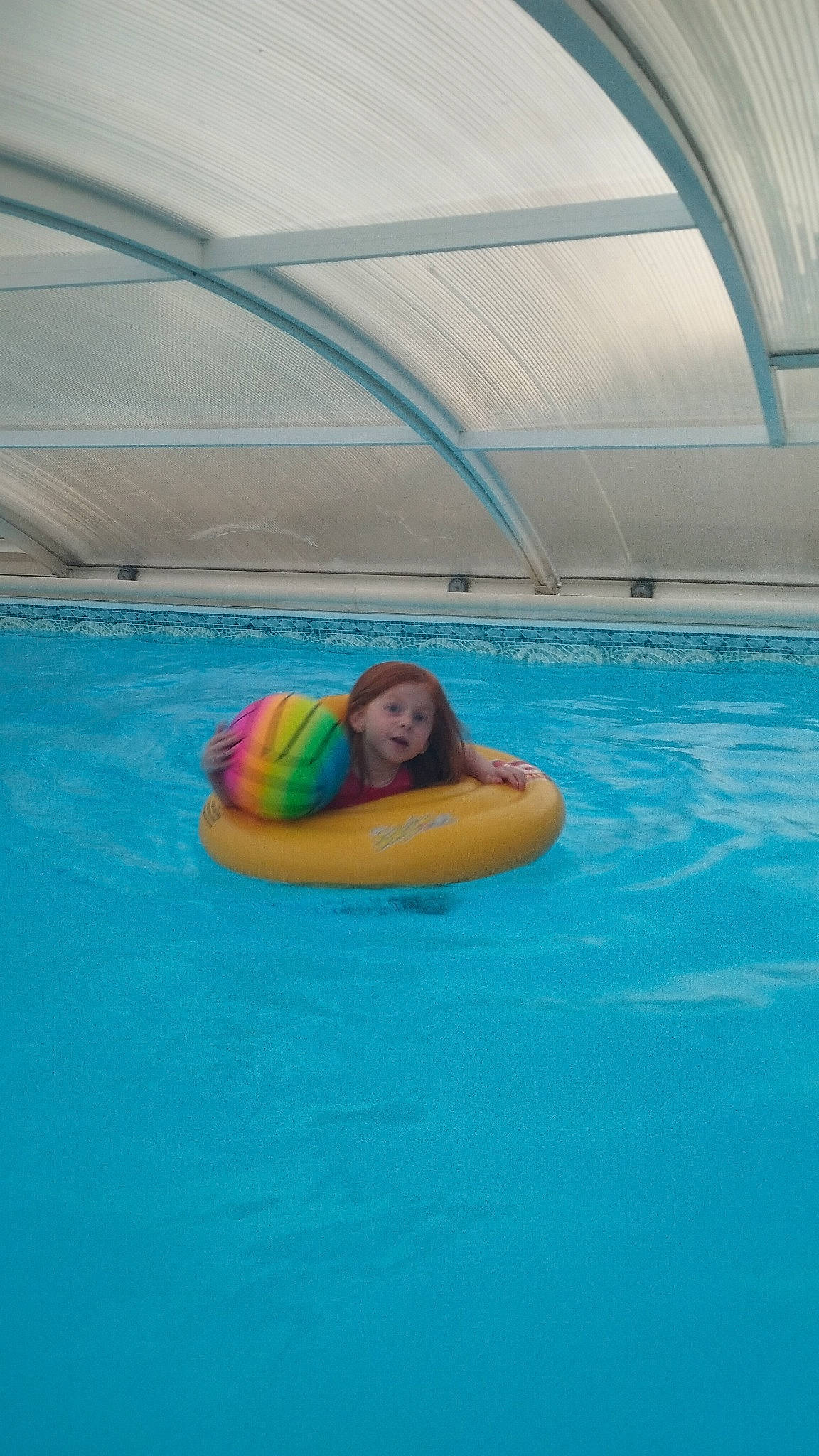 Angelina participe au concours pour gagner de l'argent avec cette photo : aqua, azure, bathing, circle, fun, inflatable, leisure, leisure_centre, liquid, nonbuilding_structure, person, recreation, sky, smile, surprise, swimming_pool, vacation, water, water_park