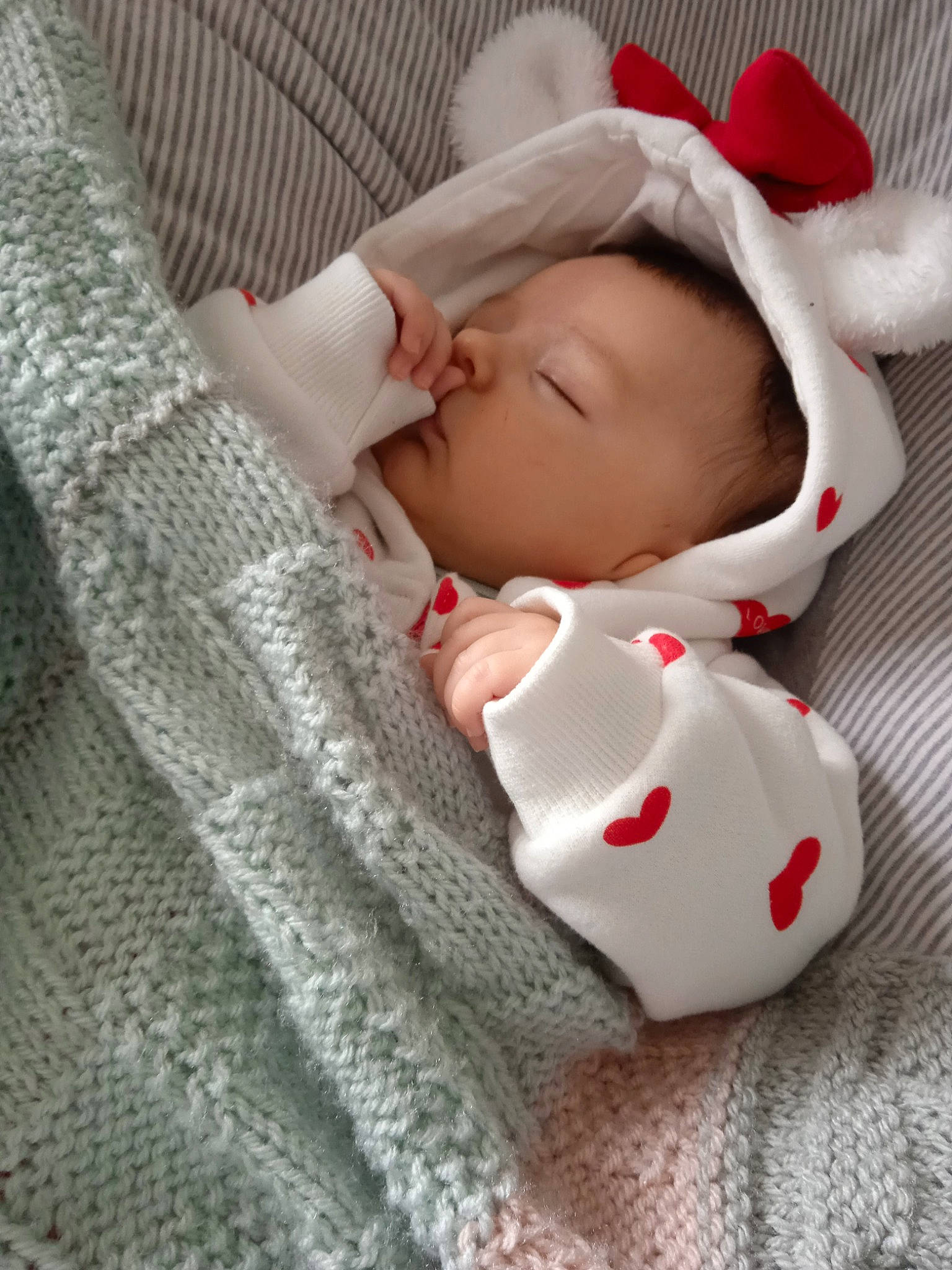 Elëna a rejoint le concours — aidez-le/la à gagner de superbes lots ! baby, baby_products, baby_sleeping, baby_toddler_clothing, bedtime, carmine, cheek, child, comfort, eye, eyelash, fur, hat, linens, nap, pattern, person, sleep, sleeve, textile