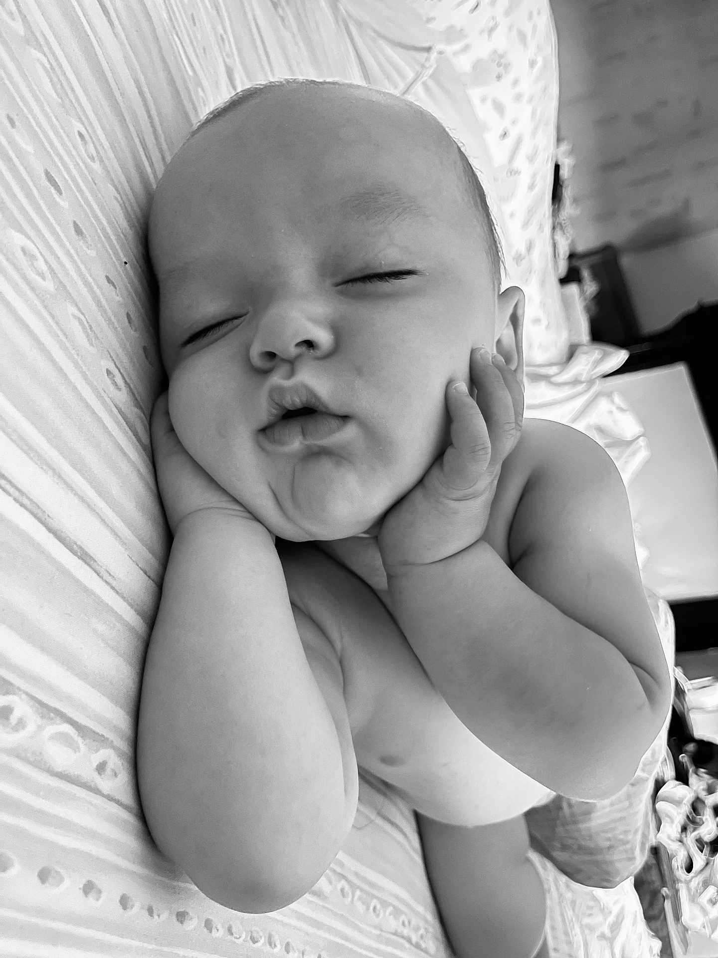Lucien a rejoint le concours — aidez-le/la à gagner de superbes lots ! baby, sleeping, hands, face, infant, bed, blanket, pattern, black_and_white, skin, peaceful, resting, chubby, cute, portrait, indoors, closeup, naptime, calm, child