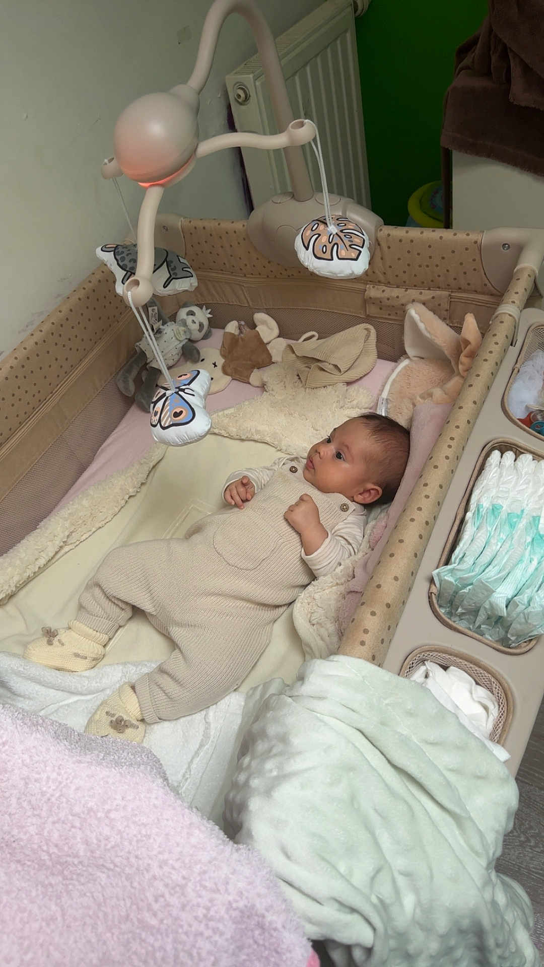 Niya participe au concours pour gagner de l'argent avec cette photo : baby, playpen, blanket, plush_toy, mobile, diapers, wipes, infant, soft, beige, cozy, sleeping_area, clothing, toy, child, indoor, rest, cute, comfort, nursery