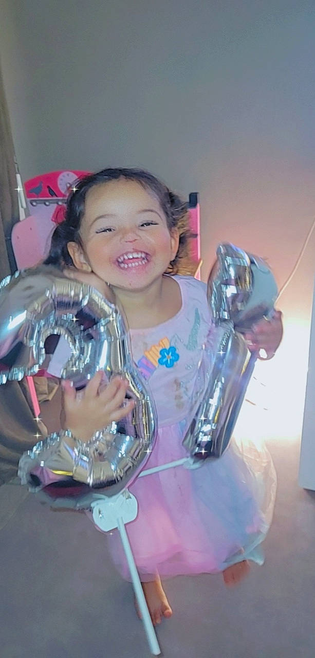 Ilyana a rejoint le concours — aidez-le/la à gagner de superbes lots ! barware, child, distilled_beverage, drink, drinkware, fun, glass, glass_bottle, hair, happy, joy, person, pink, plastic_bottle, reptile, smile, stemware, t_shirt, tableware, toddler