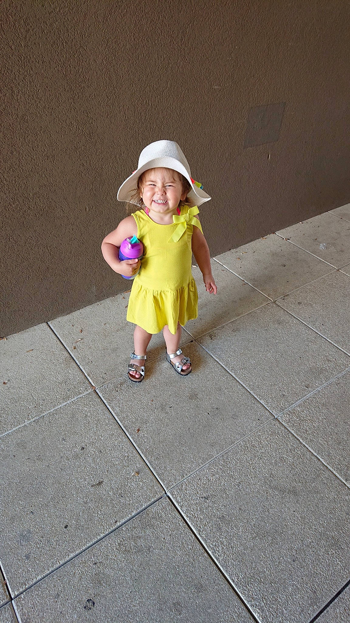 Aleyna a rejoint le concours — aidez-le/la à gagner de superbes lots ! child, costume, fun, hat, headgear, headwear, joy, person, play, smile, sun_hat, toddler, vacation, yellow
