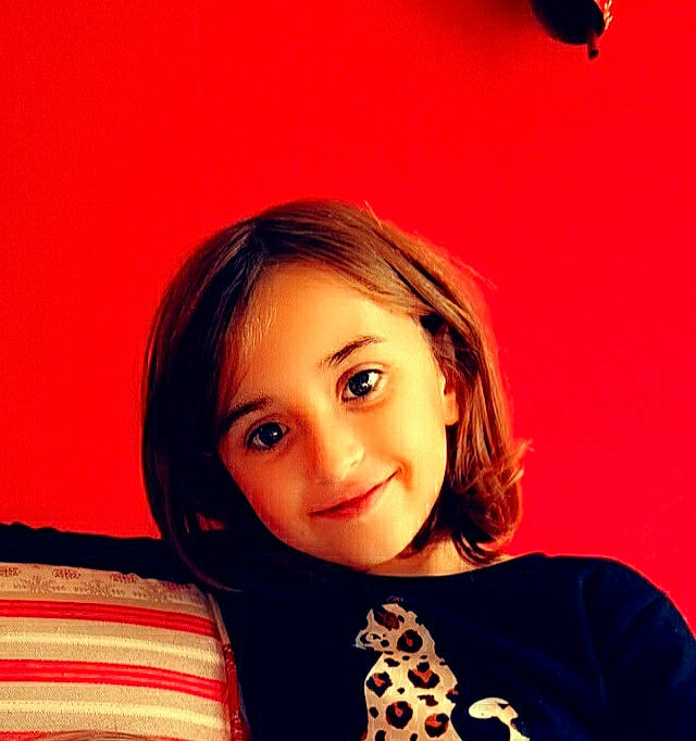 Lola a rejoint le concours — aidez-le/la à gagner de superbes lots ! black_hair, cheek, cool, eyelash, flash_photography, hair, happy, joy, light, lighting, lip, magenta, mouth, nose, person, photograph, pink, red, sleeve, smile