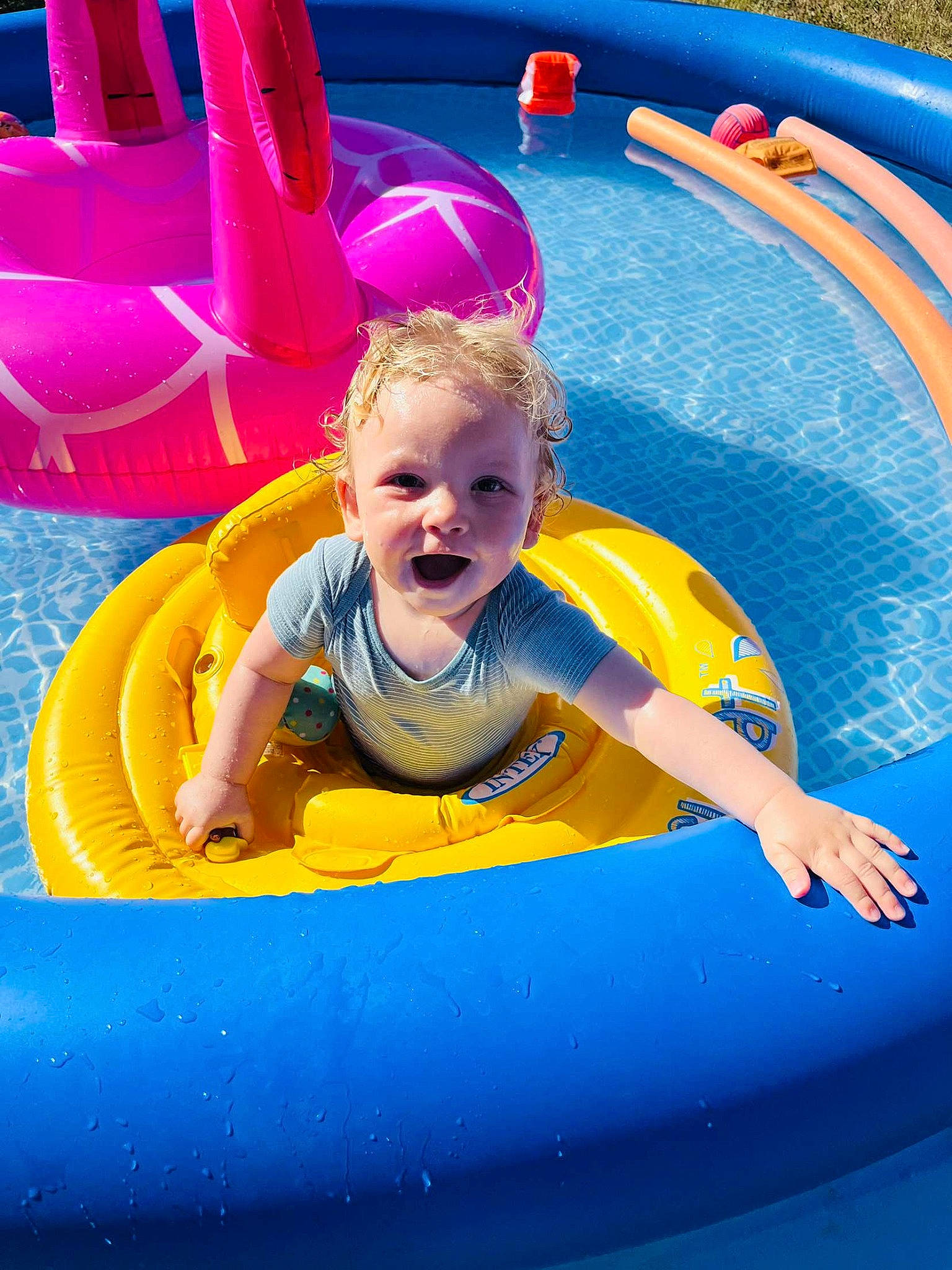 Malonn participe au concours pour gagner de l'argent avec cette photo : aqua, baby, baby_toddler_clothing, blue, child, electric_blue, fun, happy, inflatable, leisure, magenta, outdoor_play_equipment, outdoor_recreation, person, play, playground, recreation, red, smile, toddler