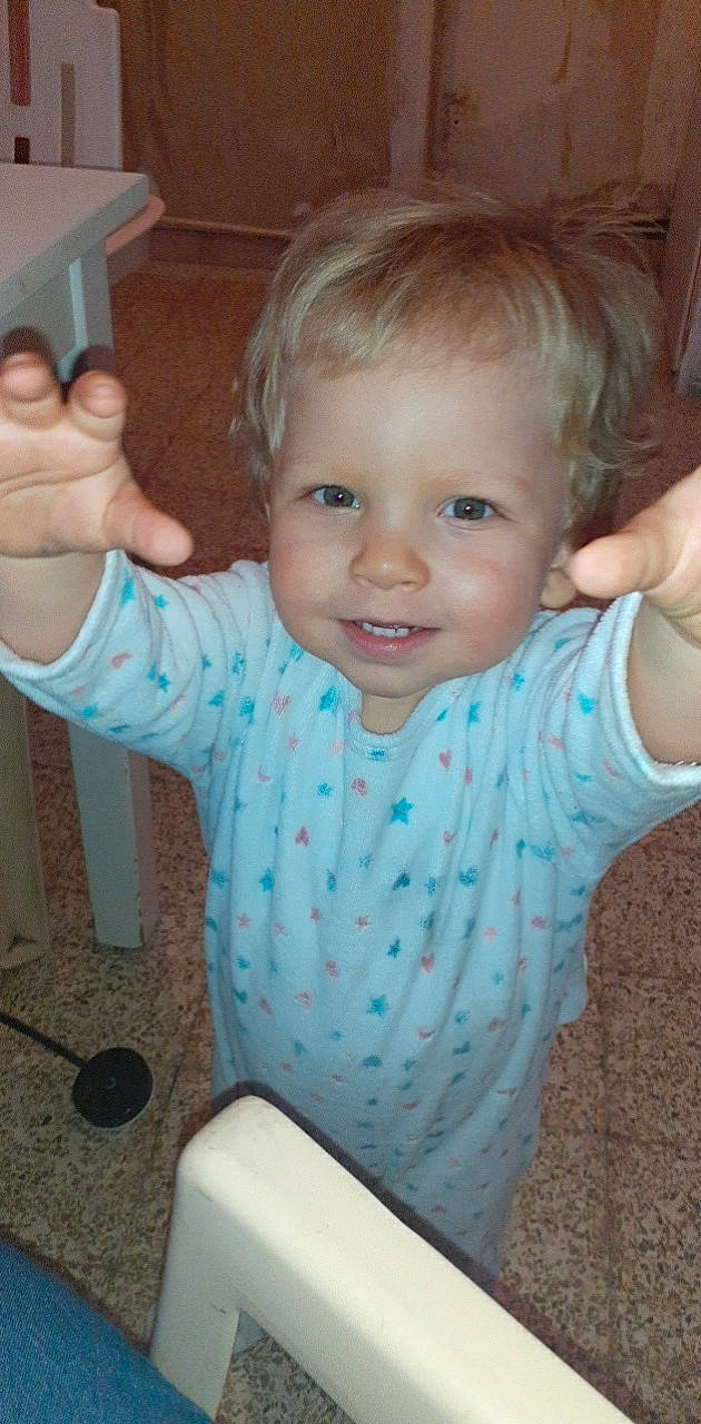 Malonn a rejoint le concours — aidez-le/la à gagner de superbes lots ! arm, baby_toddler_clothing, cheek, eye, face, facial_expression, finger, gesture, hand, happy, head, human_body, joint, joy, mouth, nose, person, shoulder, skin, sleeve