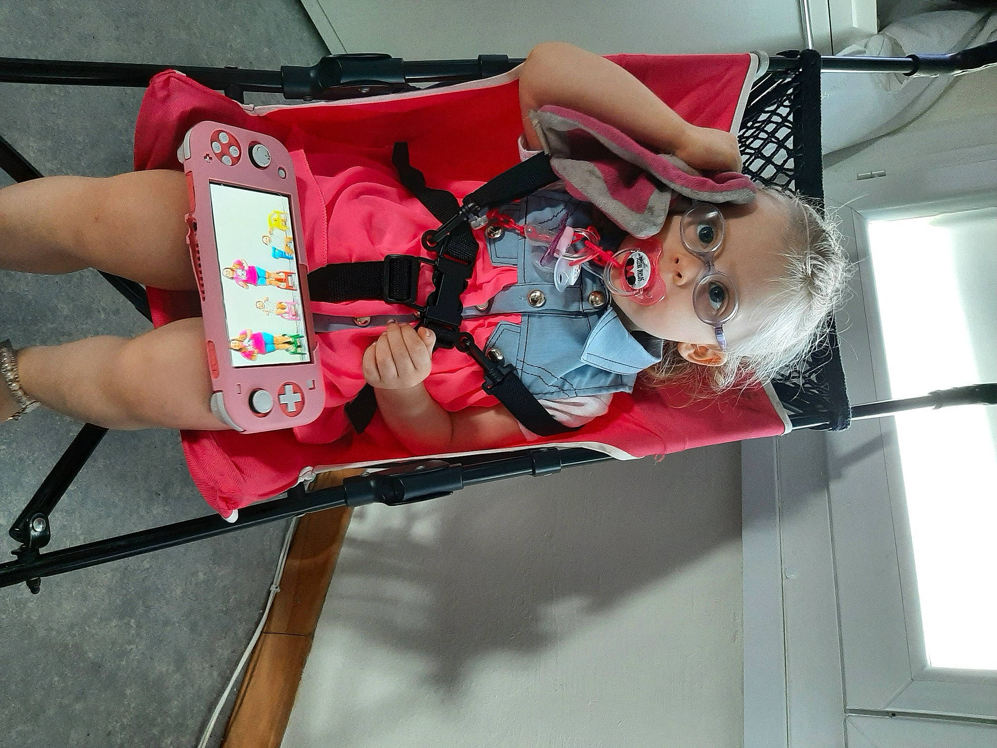 Séléna participe au concours pour gagner de l'argent avec cette photo : active_tank, advertising, art, calf, carmine, elbow, flesh, foot, fun, human_leg, knee, person, room, sandal, shorts, sock, thigh, wrist