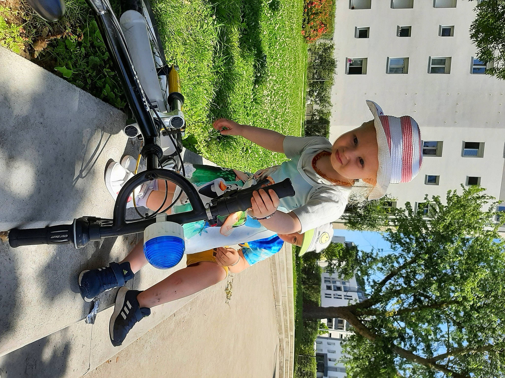 Séléna a rejoint le concours — aidez-le/la à gagner de superbes lots ! bicycle, bicycle_frame, bicycle_handlebar, bicycle_tire, bicycle_wheel, bicycles_equipment_and_supplies, building, electric_blue, fun, hat, headwear, leisure, person, plant, public_space, recreation, shorts, tire, toddler, tree