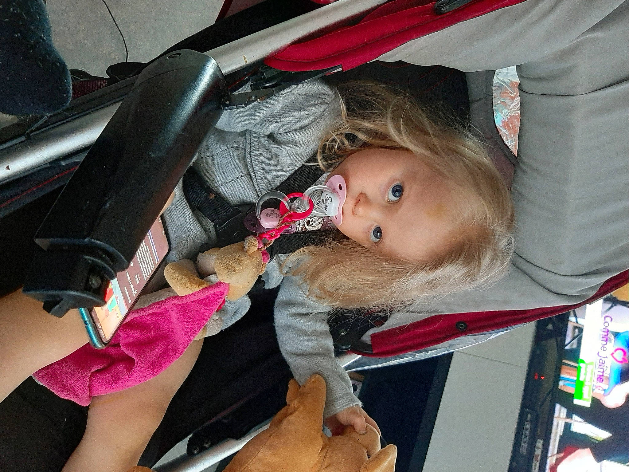 Séléna participe au concours pour gagner de l'argent avec cette photo : auto_part, automotive_exterior, baby, baby_carriage, baby_products, blond, car_seat, child, comfort, fun, luxury_vehicle, motor_vehicle, person, sitting, skin, steering_wheel, thigh, toddler, tree, vehicle_door