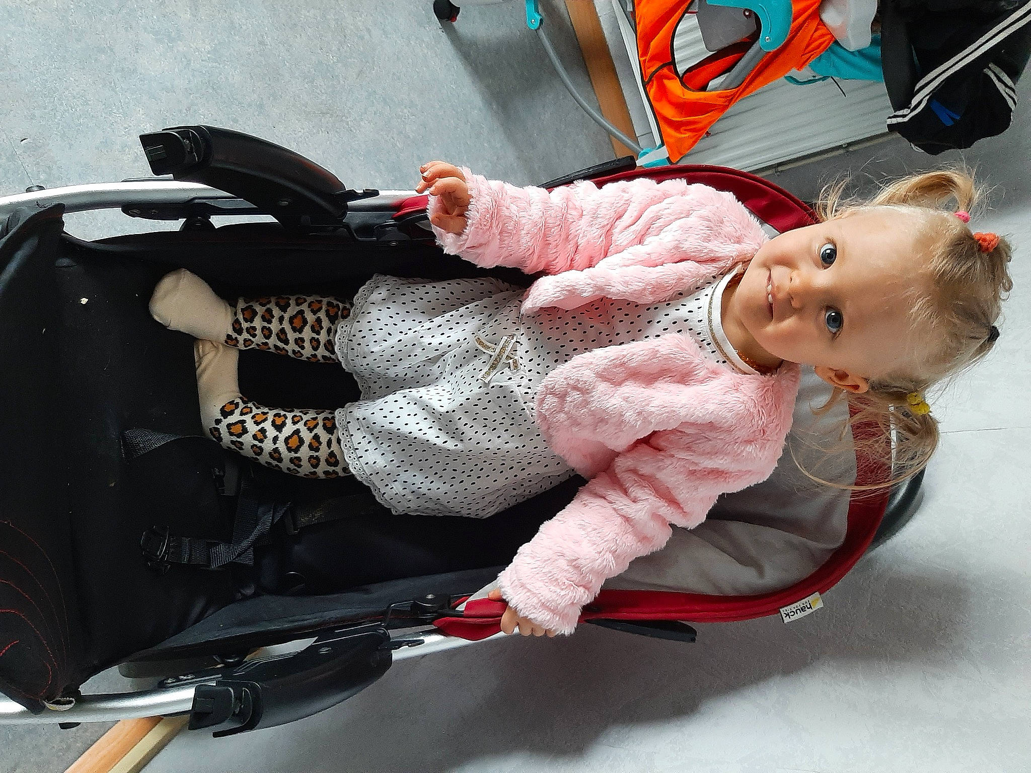 Séléna a rejoint le concours — aidez-le/la à gagner de superbes lots ! auto_part, automotive_design, automotive_exterior, automotive_lighting, baby, baby_carriage, baby_products, baby_toddler_clothing, bumper, car_seat, comfort, family_car, fun, motor_vehicle, person, sitting, tire, toddler, vehicle, vehicle_door