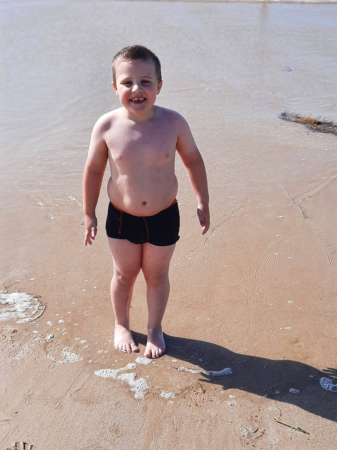 Erwan participe au concours pour gagner de l'argent avec cette photo : abdomen, barechested, beach, briefs, cheek, chest, child, joy, navel, person, sand, shorts, skin, stomach, summer, swimwear, toddler, trunk, undergarment, underpants