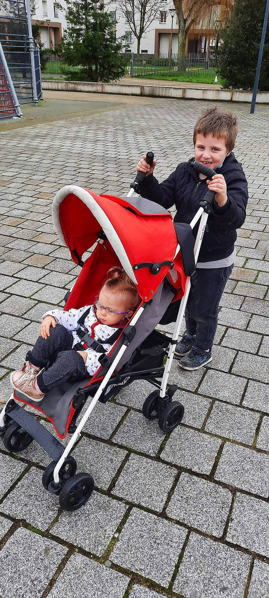 Erwan participe au concours pour gagner de l'argent avec cette photo : baby, baby_carriage, baby_products, baby_safety, carmine, child, cleanliness, comfort, fun, joy, lap, people_in_nature, person, photograph, product, sitting, snapshot, tire, toddler, travel
