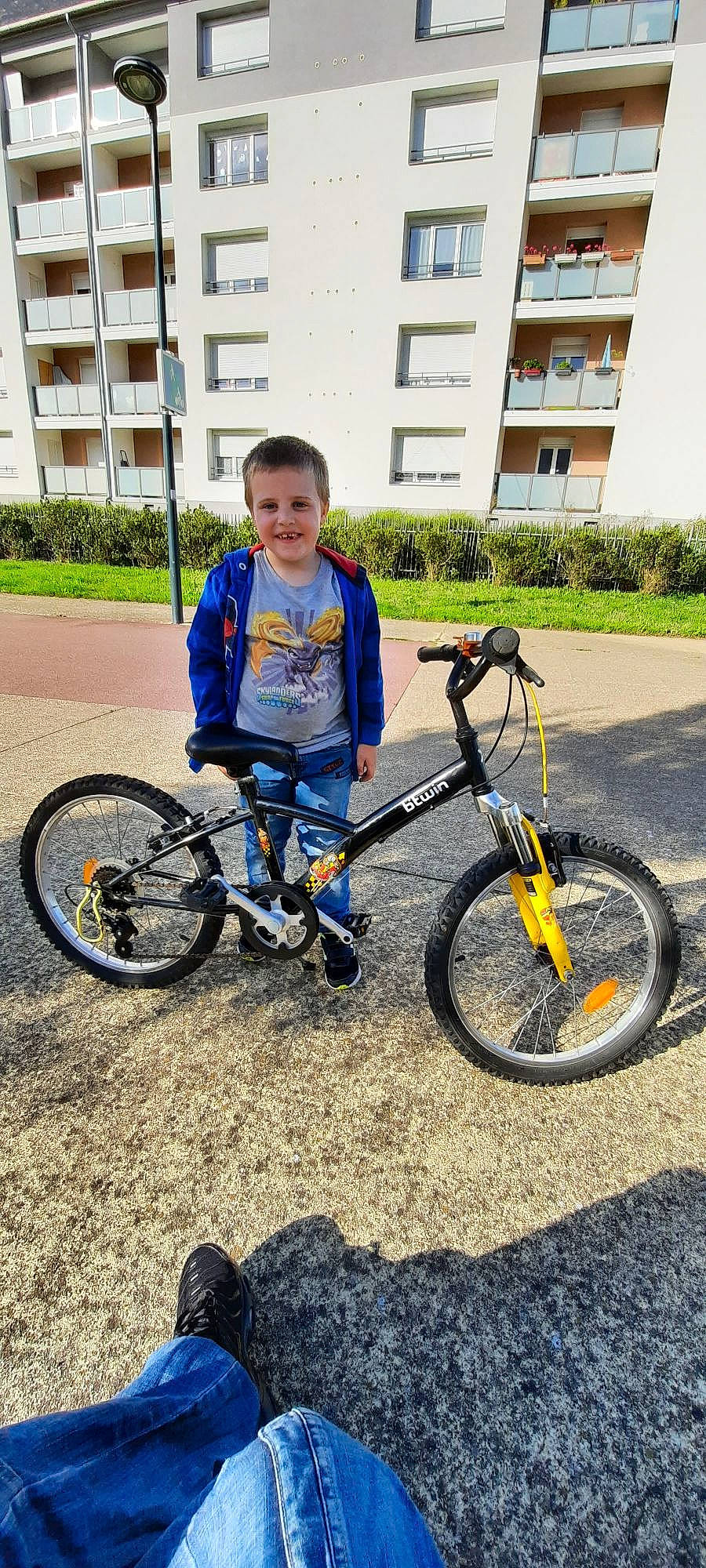 Erwan participe au concours pour gagner de l'argent avec cette photo : bicycle, bicycle_accessory, bicycle_drivetrain_part, bicycle_fork, bicycle_frame, bicycle_handlebar, bicycle_part, bicycle_pedal, bicycle_tire, bicycle_wheel, bicycle_wheel_rim, bicycles_equipment_and_supplies, crankset, cycling, groupset, joy, person, rim, shoe, spoke