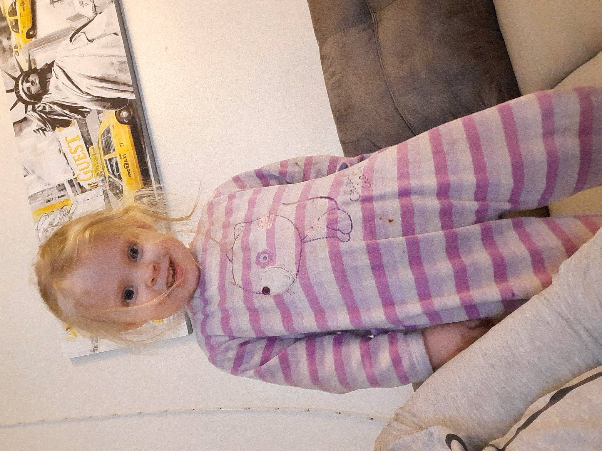 Séléna a rejoint le concours — aidez-le/la à gagner de superbes lots ! baby_toddler_clothing, child, comfort, couch, flooring, happy, human_leg, leg, linens, magenta, nap, pattern, person, pink, plaid, purple, room, smile, thigh, toddler