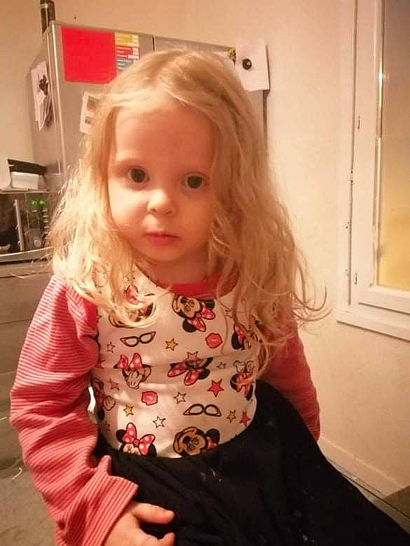 Séléna participe au concours pour gagner de l'argent avec cette photo : baby_toddler_clothing, blond, brown_hair, cheek, child, embellishment, eye, eyelash, flooring, iris, lip, long_hair, pattern, person, pink, shoulder, skin, sleeve, t_shirt, toddler