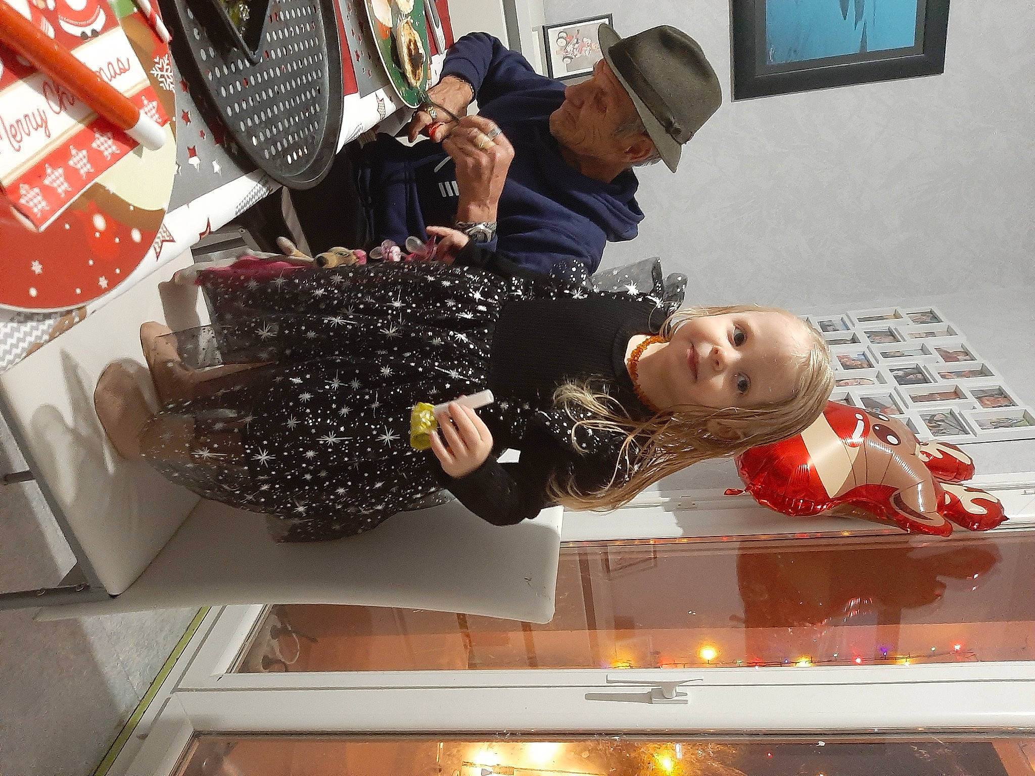 Séléna participe au concours pour gagner de l'argent avec cette photo : automotive_design, beauty, child, eyewear, fashion_design, flooring, fun, headwear, pattern, person, room, toddler