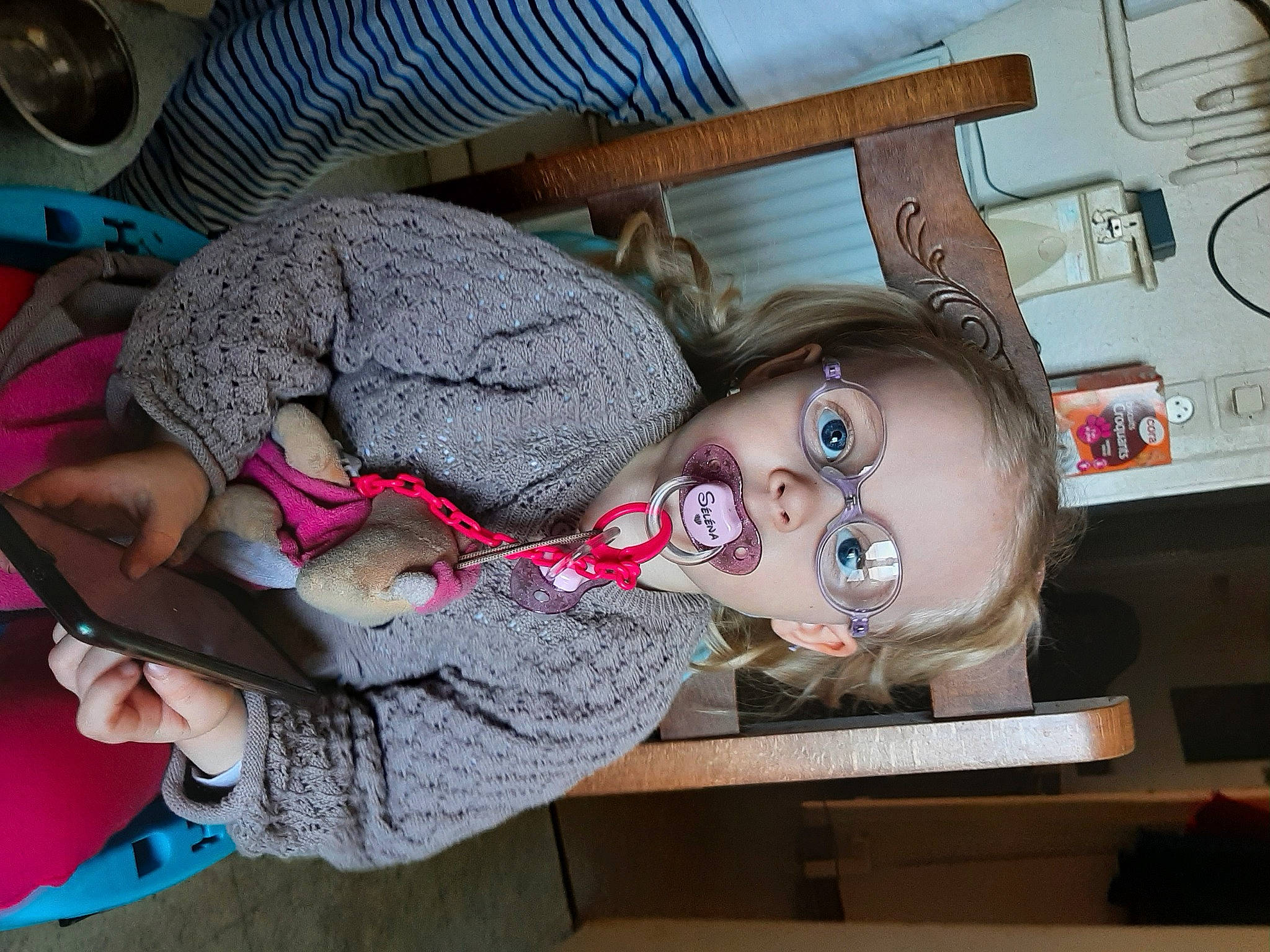 Séléna a rejoint le concours — aidez-le/la à gagner de superbes lots ! arm, art, child, eyewear, fun, mouth, pattern, person, room, sculpture, smile, toy, vision_care, wood