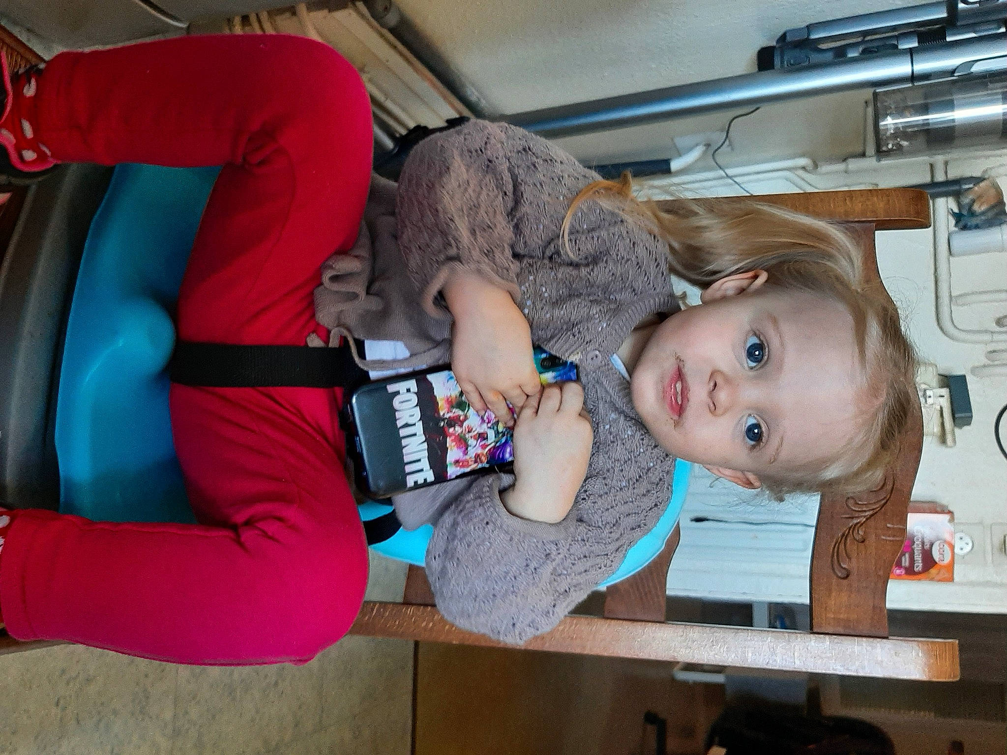 Séléna a rejoint le concours — aidez-le/la à gagner de superbes lots ! baby, baby_toddler_clothing, child, comfort, elbow, electric_blue, fun, gesture, person, room, sitting, sleeve, t_shirt, toddler, vertebrate, wood, wrist