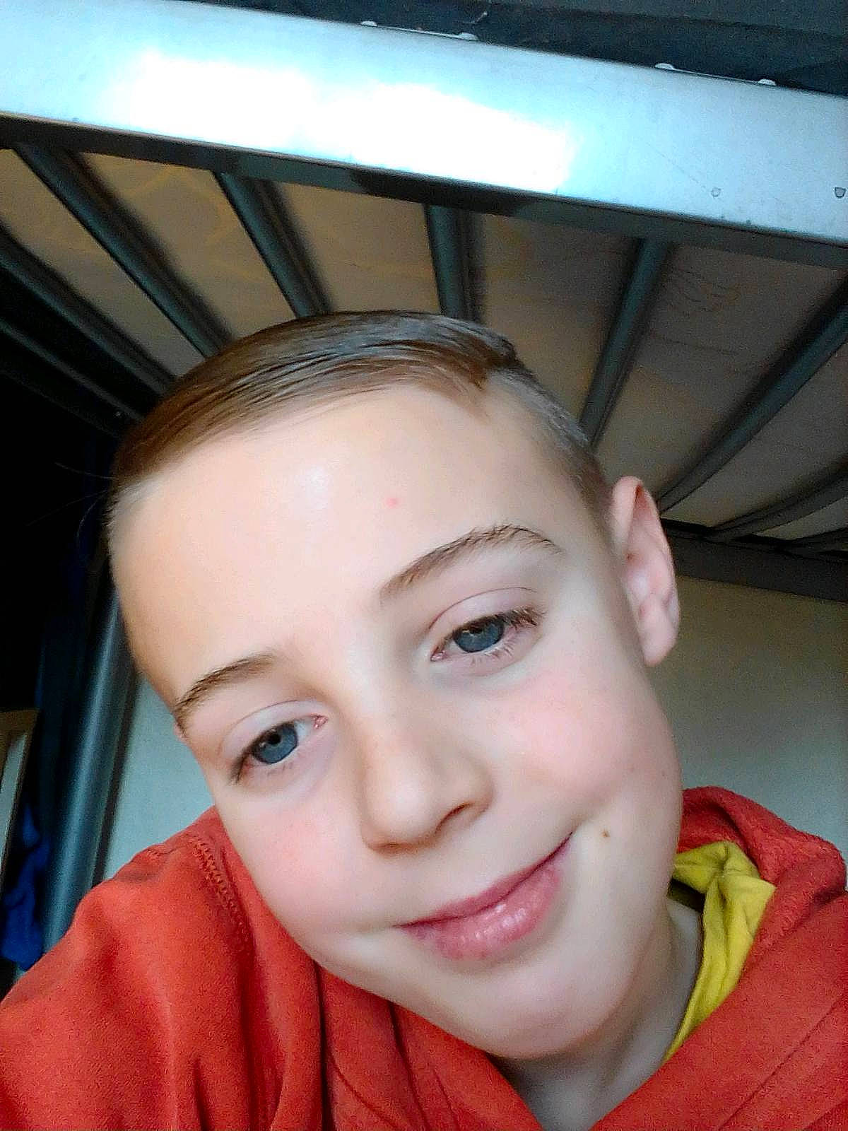 Maxime a rejoint le concours — aidez-le/la à gagner de superbes lots ! buzz_cut, caesar_cut, cheek, chin, cool, crew_cut, ear, eye, eyebrow, forehead, hoodie, jaw, joy, lip, organ, person, pleased, portrait, portrait_photography, selfie