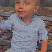 Cayden a rejoint le concours — aidez-le/la à gagner de superbes lots ! toddler, child, blue_eyes, smiling, bench, outdoor, shirt, pants, happy, portrait, casual_clothing, sitting, nature, daylight, cute, young_child, person, park, metal_bench, light_blue