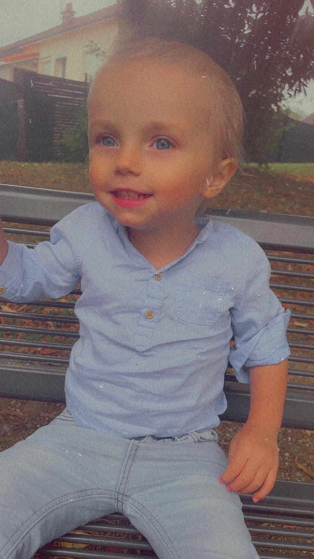 Cayden a rejoint le concours — aidez-le/la à gagner de superbes lots ! toddler, child, blue_eyes, smiling, bench, outdoor, shirt, pants, happy, portrait, casual_clothing, sitting, nature, daylight, cute, young_child, person, park, metal_bench, light_blue