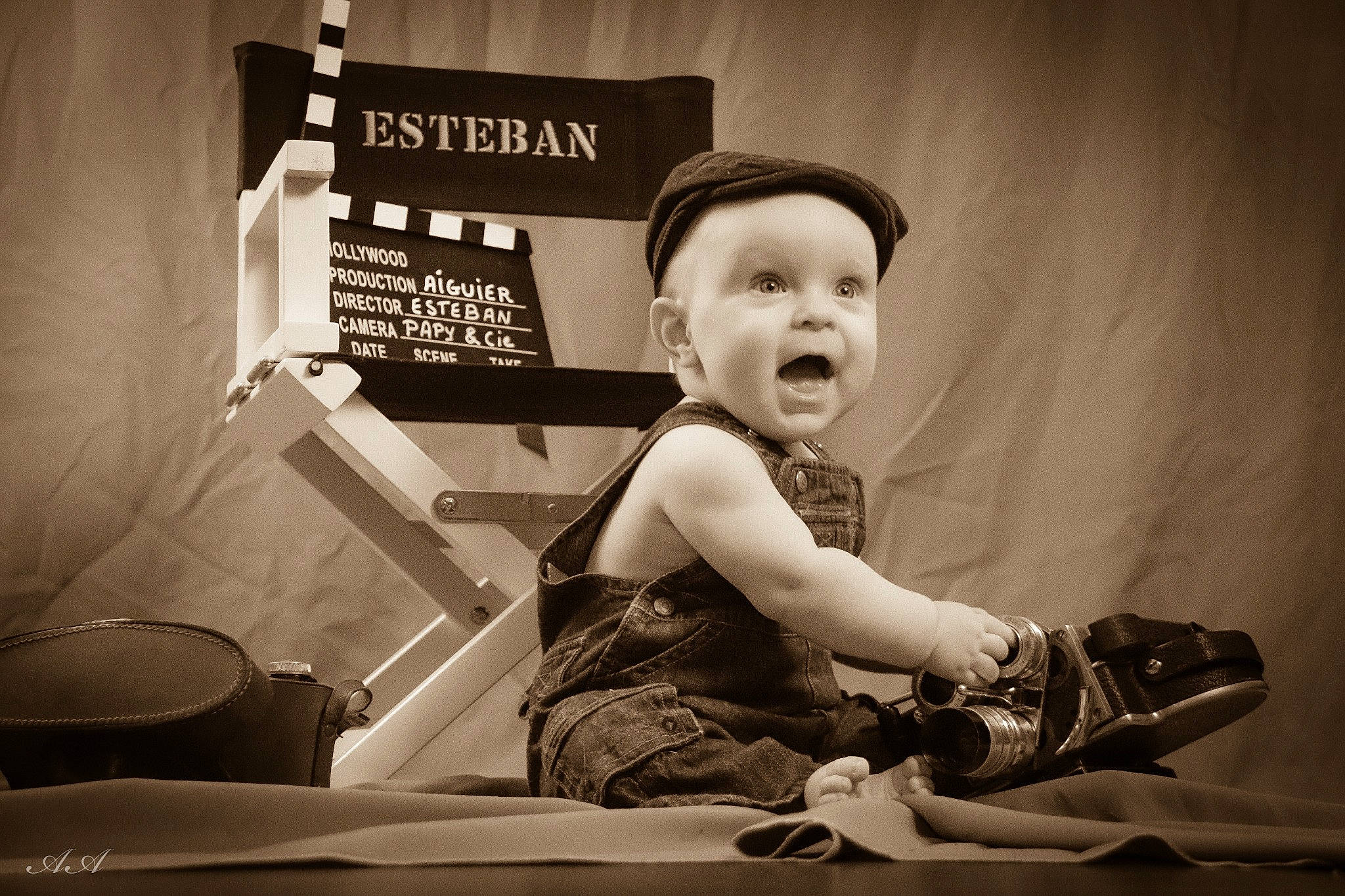 Esteban participe au concours pour gagner de l'argent avec cette photo : baby, baby_toddler_clothing, chair, child, costume_hat, fashion_accessory, fedora, flash_photography, font, fun, happy, hat, monochrome, monochrome_photography, person, personal_protective_equipment, portrait_photography, room, sitting, sun_hat